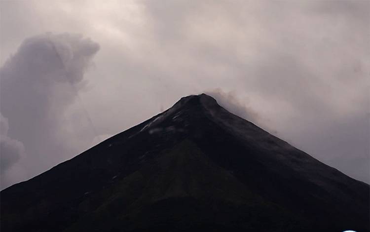 Gunung Ibu Erupsi Setinggi 600 Meter ke Arah Barat