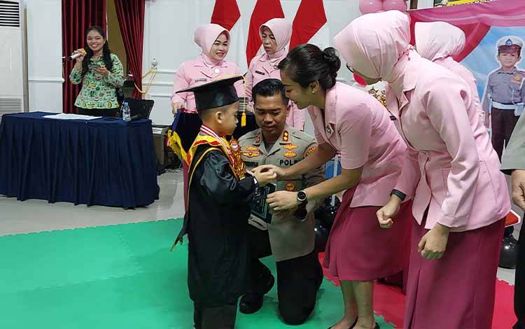 Begini Suasana Pelepasan Murid TK Kemala Bhayangkari Kapuas