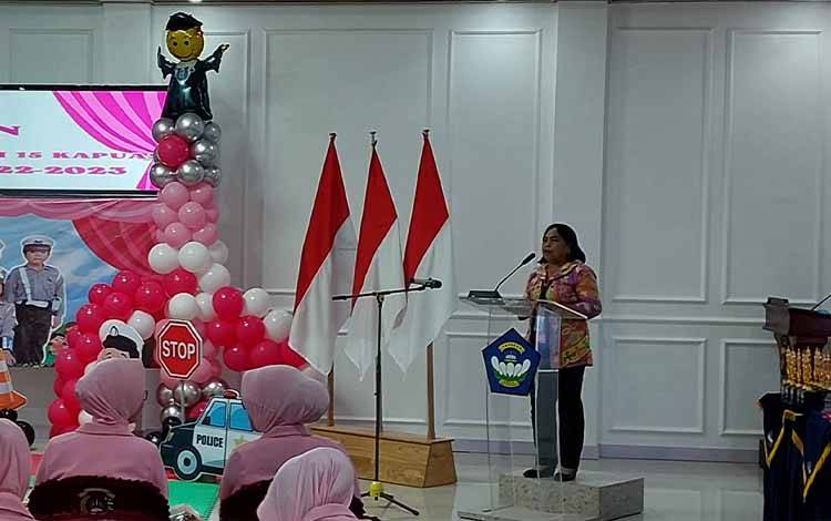 Hadiri Pelepasan Siswa TK Kemala Bhayangkari, Ini Pesan Kabid Paud Disdik Kapuas
