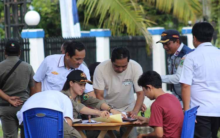 Puluhan Warga Palangka Raya Kena Sanksi Karena Tak Bawa KTP