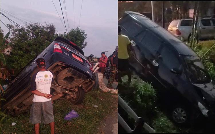 Mobil Pelat Merah Nyungsep di Persimpangan Jembatan Kembar Basarang Kapuas