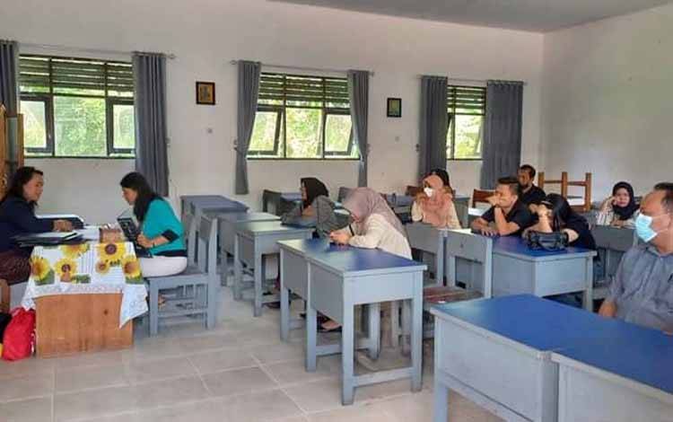 Siswa SMAN 5 Palangka Raya Terima Rapor Kenaikan Kelas
