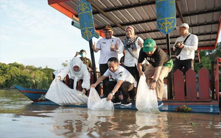 Palangka Raya Tambah Jumlah Ikan di Perairan Umum