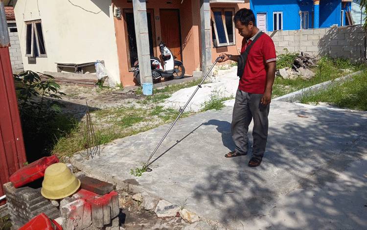 Warga Palangka Raya Dikejutkan Suara Desis Ular Kobra Sembur Saat Bersih-Bersih Halaman