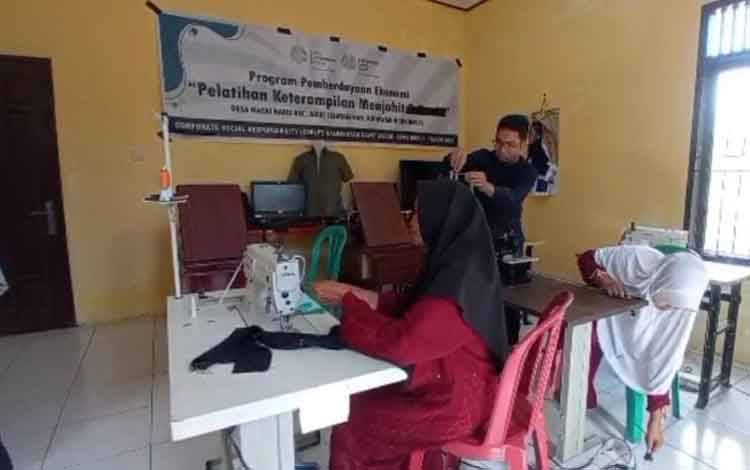 VIDEO: Tingkatkan Perekonomian Warga, PT. KSA-CBI Group Salurkan Bantuan Mesin Jahit