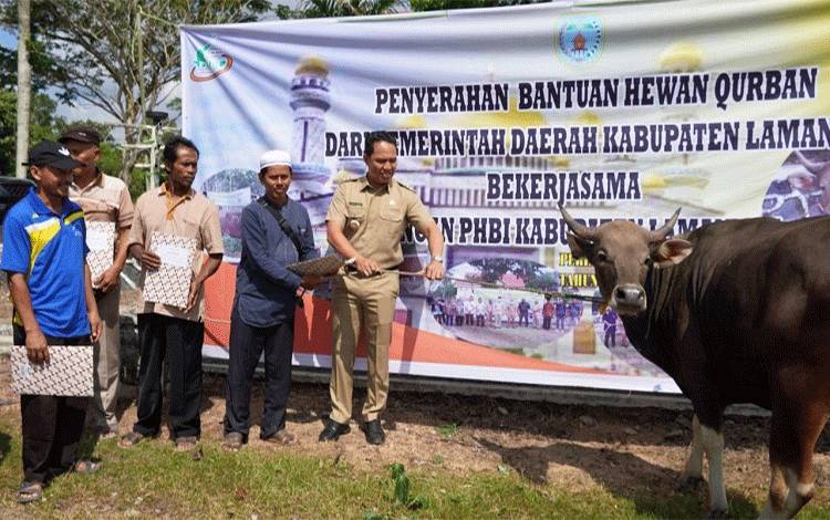 Bupati Lamandau Serahkan 60 Ekor Hewan Kurban