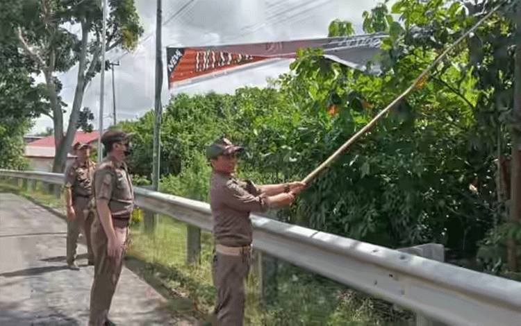 Lagi, Satpol PP dan Damkar Kapuas Tertibkan Spanduk Tak Berizin Langgar Perda