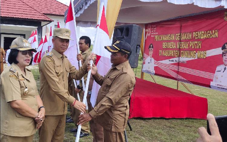 Pemkab Gunung Mas Bagikan Ribuan Bendera Merah Putih ke Masyarakat
