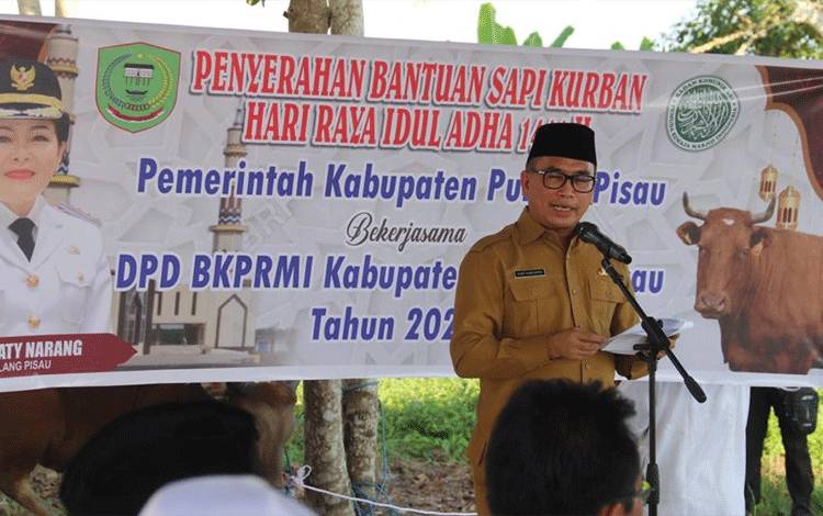 Pemkab Pulang Pisau Serahkan 25 Ekor Sapi Kurban