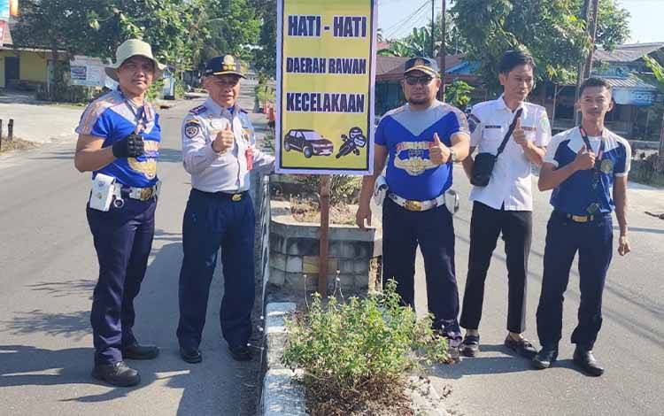 Dishub Sukamara Pasang Spanduk Peringatan di Kawasan Rawan Kecelakaan Lalu Lintas