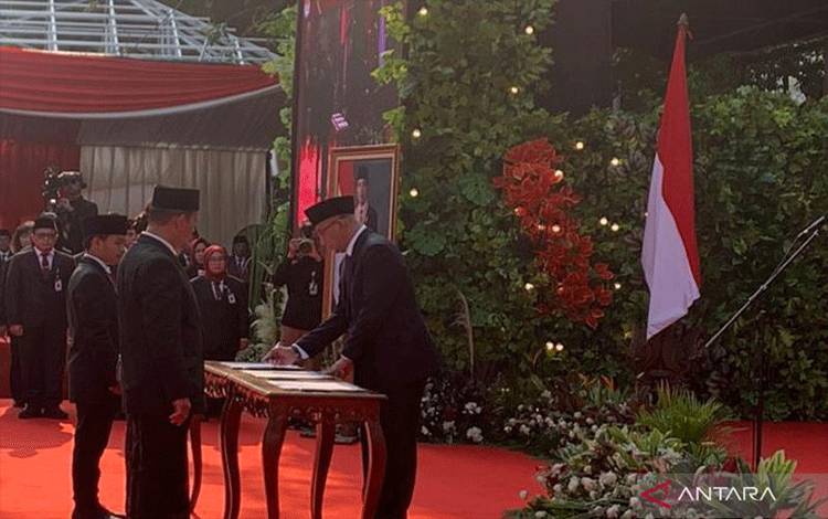 Ketua KPU RI Lantik 220 Anggota KPU dari 44 Kabupaten/kota