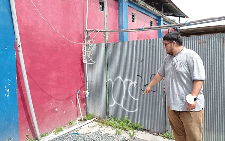 Pria Berambut Pirang Bobol Toko Frozen Food, Rp 15 Juta Raib