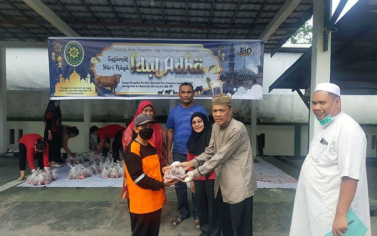 Pengadilan Tinggi Palangka Raya Bagikan Ratusan Bungkus Daging Kurban