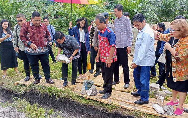 Bupati Barito Timur Letakkan Batu Pertama Pembangunan Asrama STT Permata Bangsa Barito