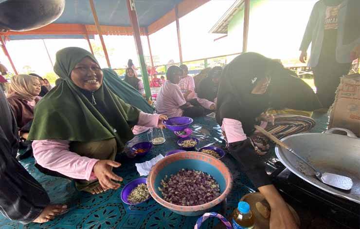 Srikandi Ganjar Belajar Membuat Abon Ikan Gabus Bareng Perempuan Milenial di Kapuas