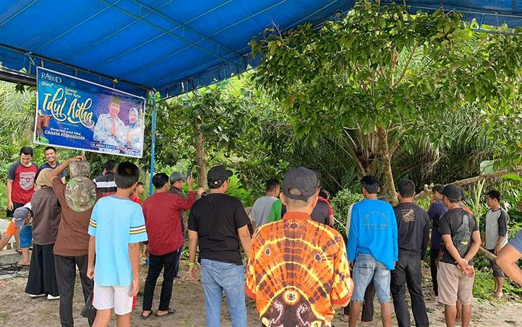 Pemotongan Kurban Klinik Bisnis Dibantu Banyak Relawan