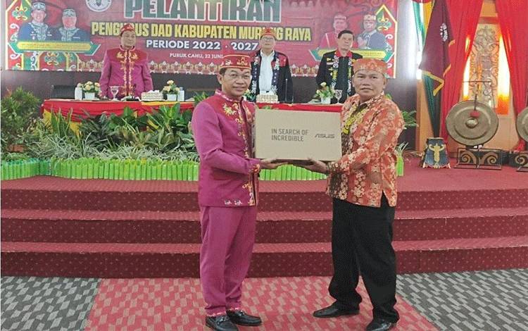 Damang Kepala Adat di Mura Terima Bantuan Laptop dan Printer dari Bupati Murung Raya