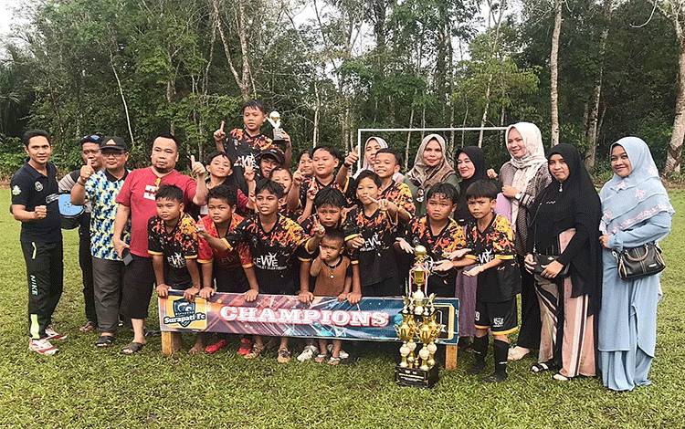 Tim SSAPJ Barito Timur Juara 1 Turnamen Mini Soccer SSB Surapati HST 2023