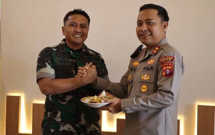 Kapolres Katingan Dapat Tumpeng Hari Bhayangkara dari Kodim