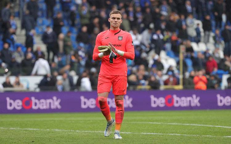 Brighton Resmi Datangkan Kiper Asal Belanda Bart Verbruggen