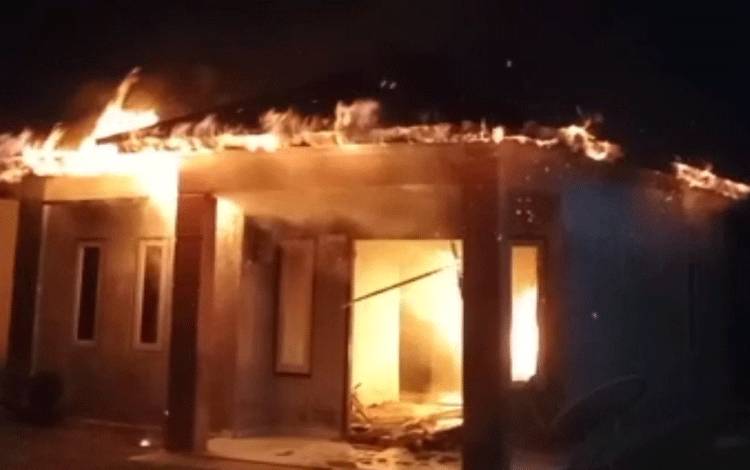 Sebuah Rumah di Wengga Metropolitan Ludes Terbakar