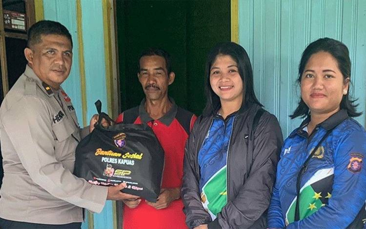 Sidokkes Polres Kapuas Berikan Bantuan Sembako Kepada Warga