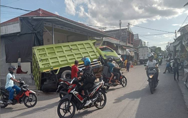 Truk Angkut Pupuk Terperosok ke Parit di Pasar Keramat Sampit