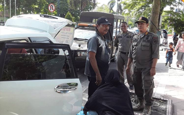 Satpol PP Kobar Tertibkan PKL Berjulan di Trotoar