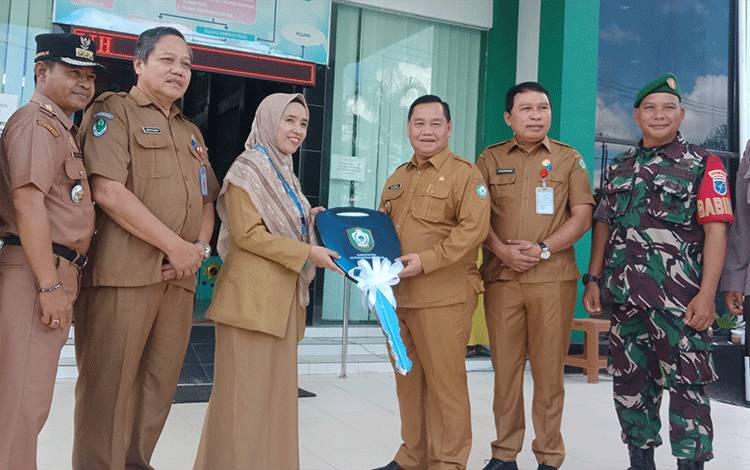 Serahkan Bantuan Ambulans, Bupati Kotim Puji Puskesmas Baamang II Terapkan Antrean Online