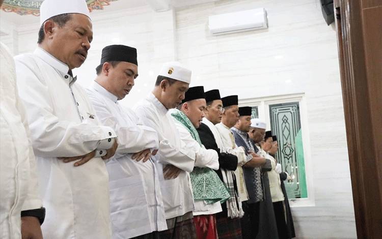 Pejabat dan Pimpinan Ormas Islam Salat Subuh Bersama Gubernur Kalteng