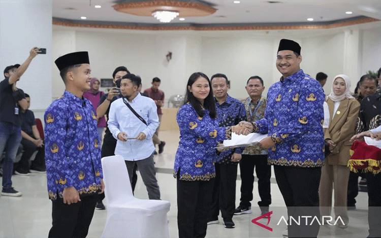 Ginting dan Felda Semringah Setelah Resmi Menjadi Pegawai Negeri Sipil