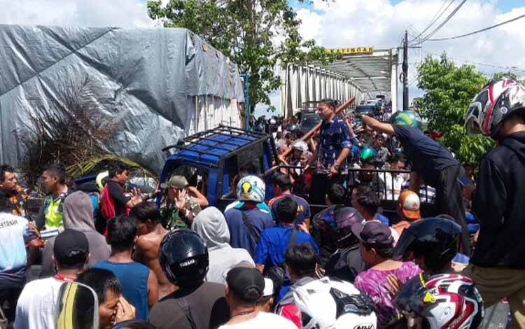Truk Fuso Sarat Muatan Batako Ringan Tiba-tiba Mundur saat di Jembatan Sei Katingan, 3 Mobil Tertabrak