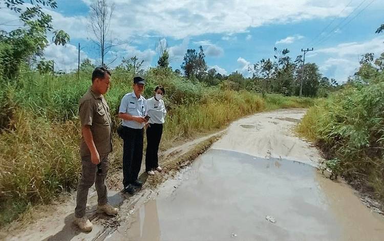 Pj Bupati Barito Selatan Tinjau Ruas Jalan Wungkur Baru-Baruang