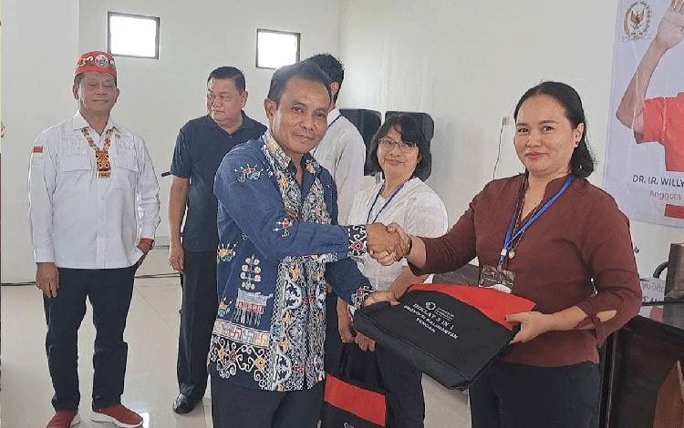 Pemkab Gunung Mas Apresiasi Kegiatan Diklat 3in1 Pembuatan Batik Cap Angkatan III