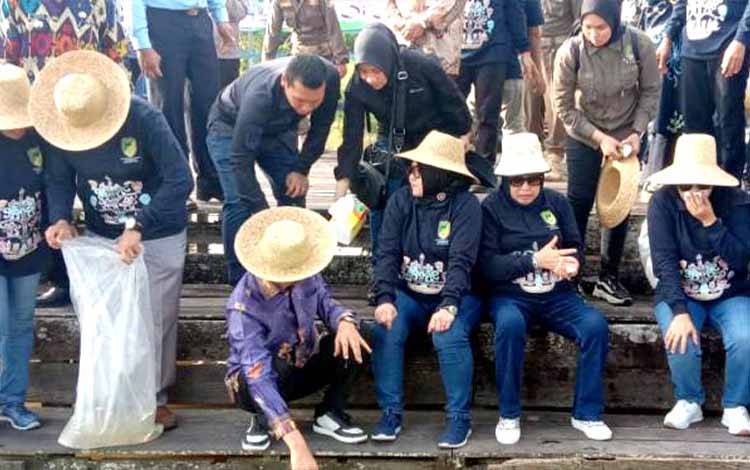 Ketua DPRD Apresiasi Penebaran 73 Ribu Benih Ikan di DAM Trahean