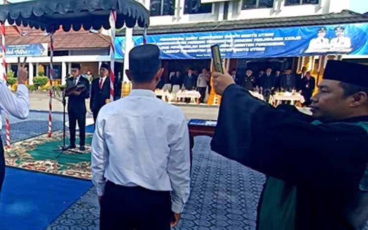 Bupati Barito Utara Serahkan SK 555 P3K Sekaligus Ambil Sumpah Janji Jabatan