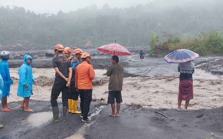 Banjir Lahar Dingin Semeru Terjang Sejumlah Jembatan di Lumajang