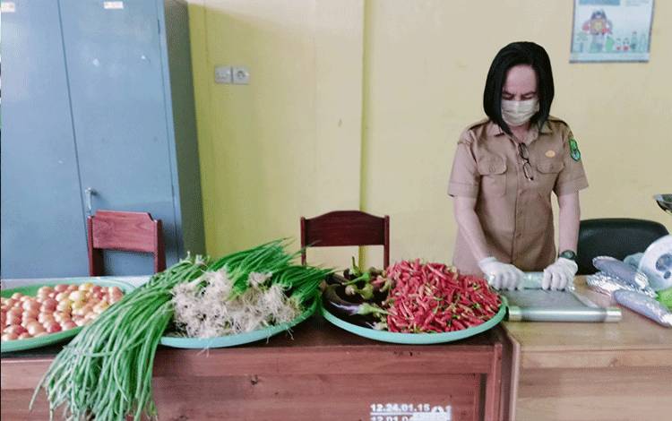 Pastikan Keamanan Pangan Segar, Dinas Ketahanan Pangan Kapuas Uji Laboratorium Sampel PSAT dari Pasar Besar