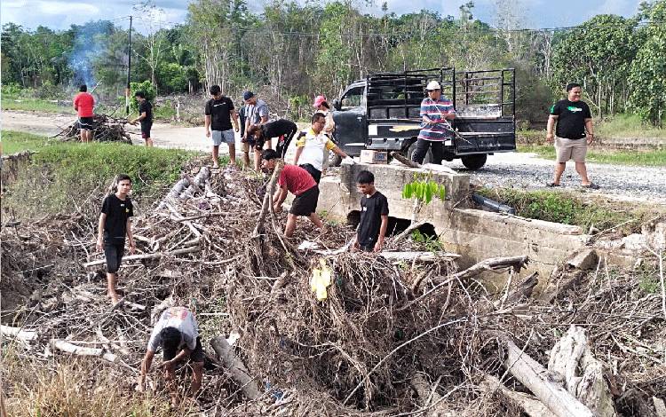 Karang Taruna Gunung Mas Bersama Mahasiswa KKN UPR Lakukan ini