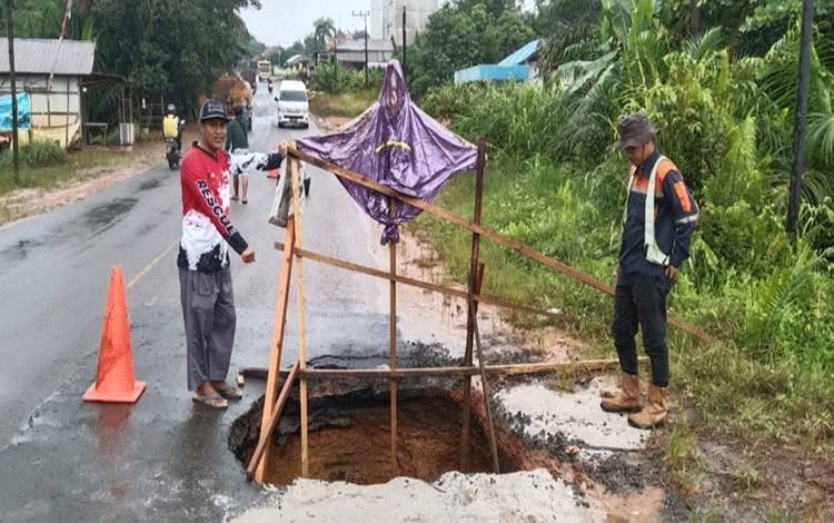 Aspal Jalan Lintas Sampit - Palangka Raya Amblas Hingga Berlubang