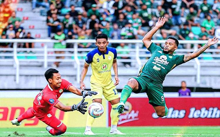 Aji Santoso Sayangkan Peluang Persebaya Tidak Berbuah Gol