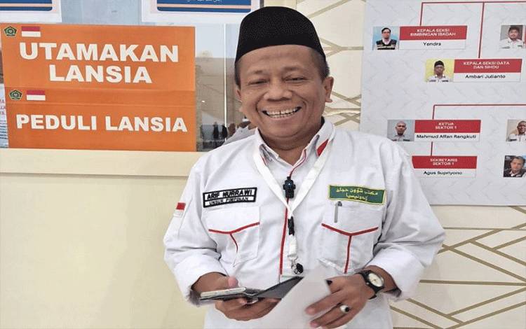 Petugas Layanan Lansia Siap Sajikan Bubur Bagi Jamaah Haji di Madinah