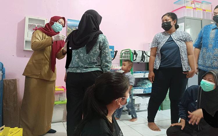 Dokter Hewan di Sukamara Divaksin Anti Rabies Hingga 3 Dosis