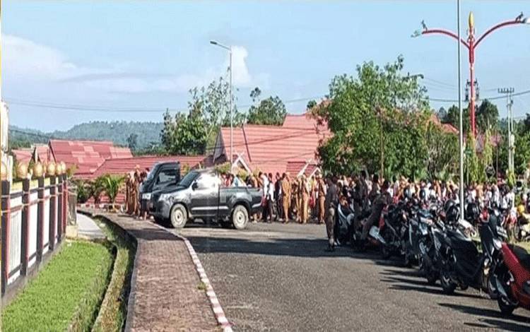 Bupati Murung Raya Geram Banyak ASN dan Tekon Terlambat Mengikuti Apel Gabungan