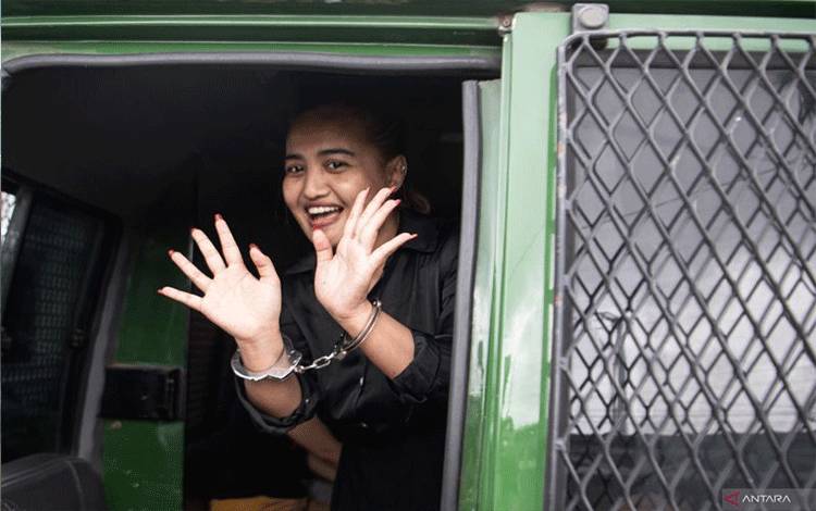 Pembuat Konten Makan Babi Linamukherjee Ditahan