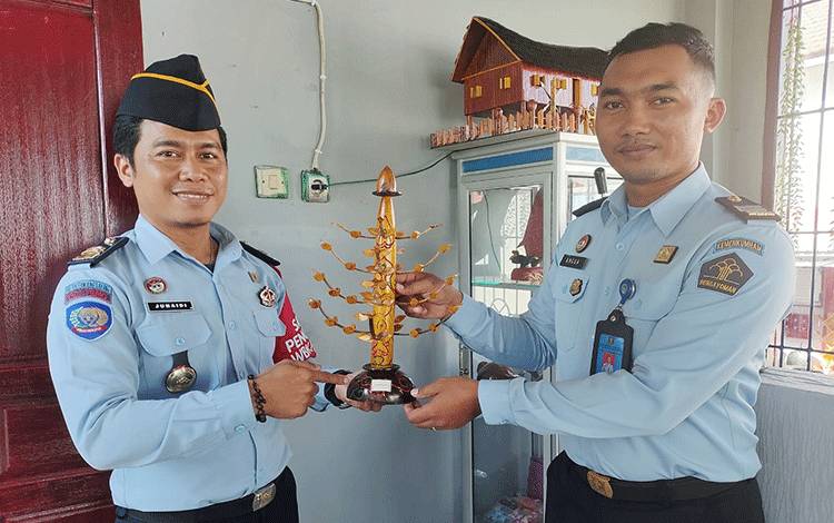 Kerajinan Tangan Warga Binaan Rutan Tamiang Layang Diminati Pembeli