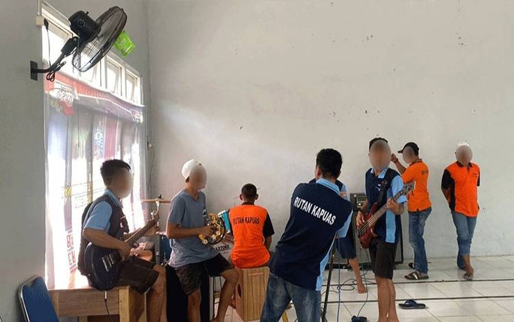 Rutan Kapuas Fasilitasi WBP Kesenian Musik Band?