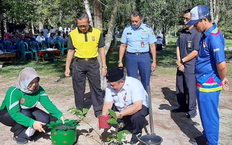 Hari Bhakti Adyaksa, Kejari Kobar Tanam Pohon di Pangkalan Bun Park?