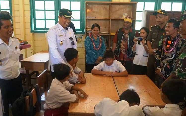 Bupati Lamandau Sarankan Sekolah Tidak Urus Seragam  ?