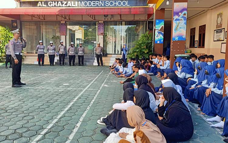 Cegah Pelanggaran Lalu Lintas, Ditlantas Polda Kalteng Dikmas Lantas di SMP Al Ghazali